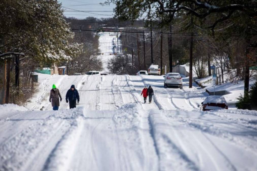 A causa de las fuertes nevadas, las heladas y las medidas para evitar la sobrecarga de la red, casi 2,8 millones de hogares en Texas se quedaron sin electricidad el lunes a las 19H30 GMT, según el sitio Poweroutage.us.