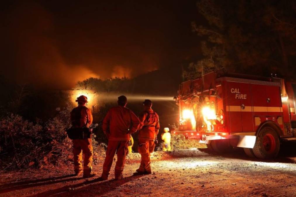 Otro gran incendio, bautizado Ferguson, obligó al cierre de parte del turístico parque Yosemite y estaba controlado en apenas 38%.