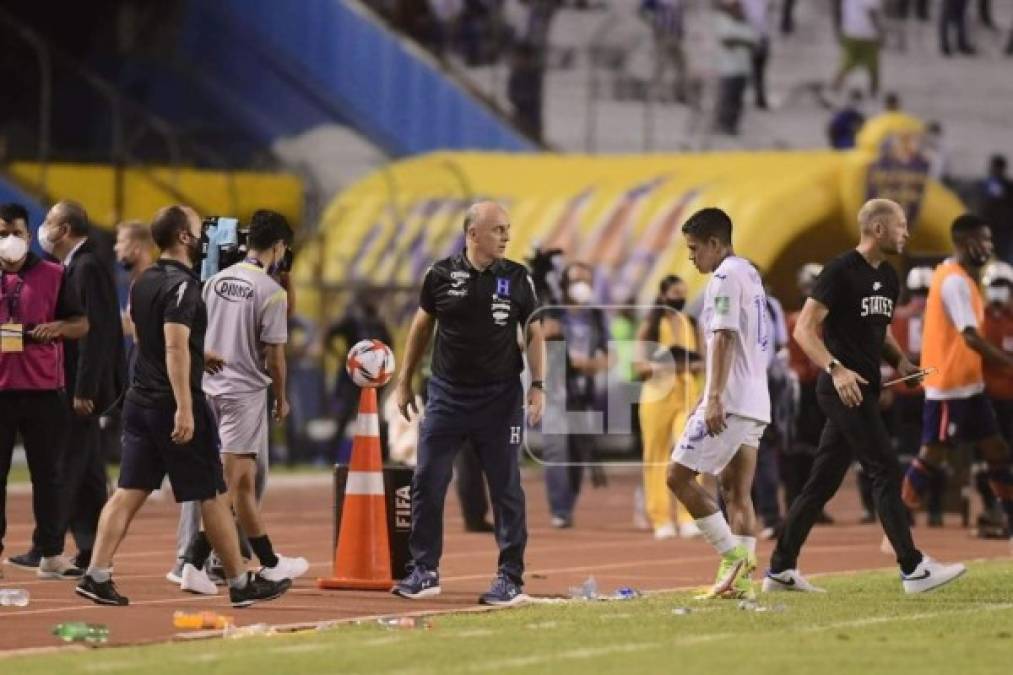 Bryan Moya fue de los primeros en marcharse al vestuario, se fue triste y cabizbajo.