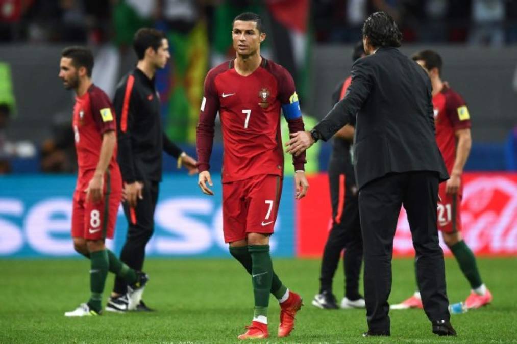 Portugal's forward Cristiano Ronaldo leaves the pitch after portugal lost in a penalty shoot out during the 2017 Confederations Cup semi-final football match between Portugal and Chile at the Kazan Arena in Kazan on June 28, 2017. / AFP PHOTO / FRANCK FIFE