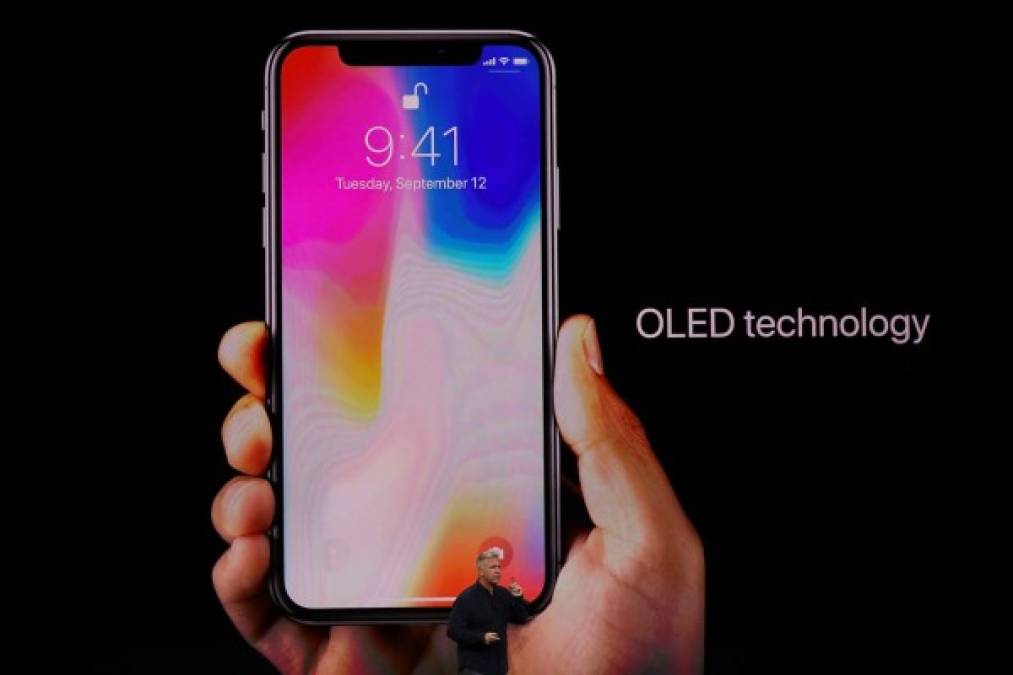 Pantalla OLED con tecnología HDR<br/>Mientras que los iPhone 8 son compatibles con esta tecnología, solo el modelo X tiene una Pantalla OLED con HDR, en contraste con la pantalla LCD de los primeros. <br/>La ventaja de la tecnología OLED es que proporciona un mayor contraste, logrando un efecto que Apple llama Súper Retina HD, que, entre otras cosas, permite tonos negros más oscuros, pues mientras que las pantallas LCD dejan encendidos los pixeles de ese color, los OLED los apaga, añadiendo con esto el beneficio de ahorro de energía.<br/>