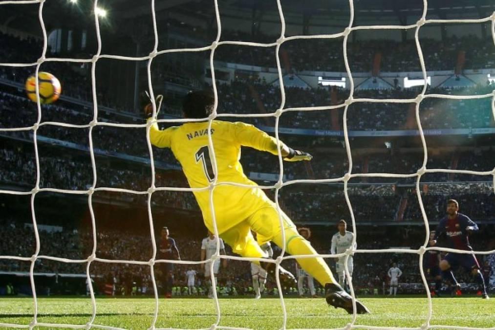 Keylor Navas no pudo parar el penal de Messi.