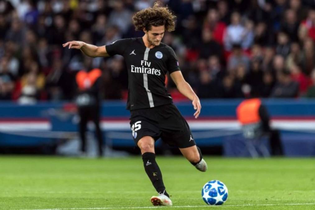 Adrien Rabiot - Francés, centrocampista, 23 años, PSG. Tiene algunas pinceladas de díscolo. Este verano se negó a ir con la selección francesa como reserva porque pensaba que tenía que estar entre los elegidos. Ha tenido varios problemas de disciplina en el PSG. Zurdo, con buen físico y buena técnica, sabe asociarse. Un jugador que podría resultar interesante para un Barça que debe ir pensando en el declive de Sergio Busquets. Su valor de mercado es de 50 millones de euros pero acaba contrato.