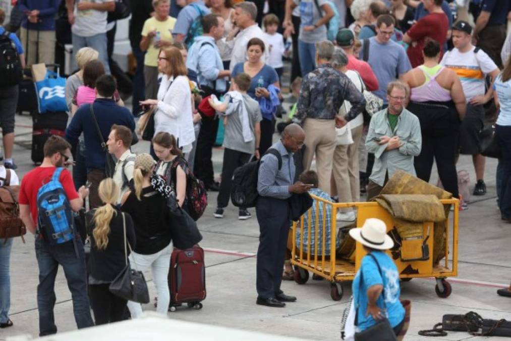 El tiroteo interrumpió la actividad normal de embarque de pasajeros. Cientos de viajeros quedaron varados al suspenderse las operaciones.