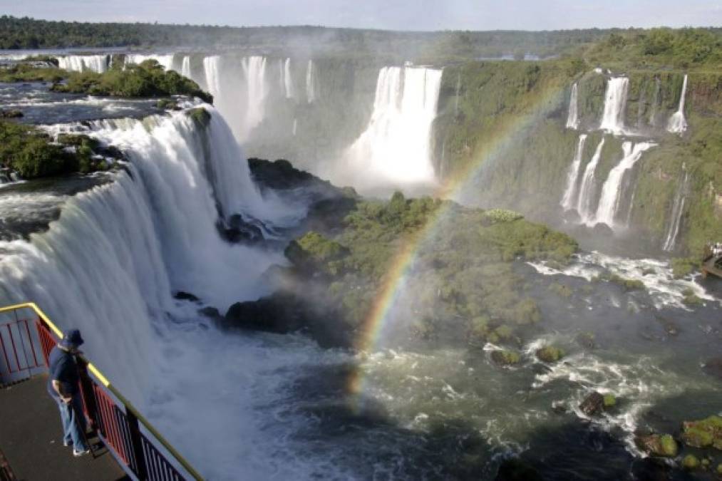 Conocidas como la triple frontera, las Cataratas de Iguazú son el borde natural que divide a Argentina, Brasil y Paraguay. El conjunto de 275 caídas de agua crean distintos niveles de cascadas en forma de herradura, cubiertas por bruma y conectadas por hermosos arcoiris. Un espectáculo de la naturaleza.