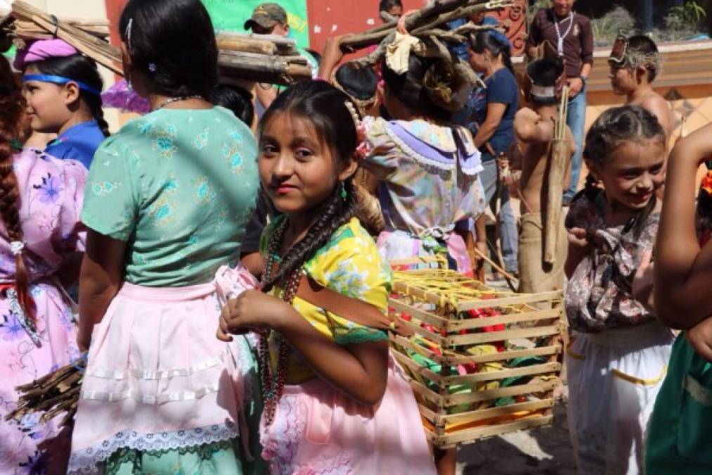 Los más pequeños lucen con orgullo los trajes típicos.