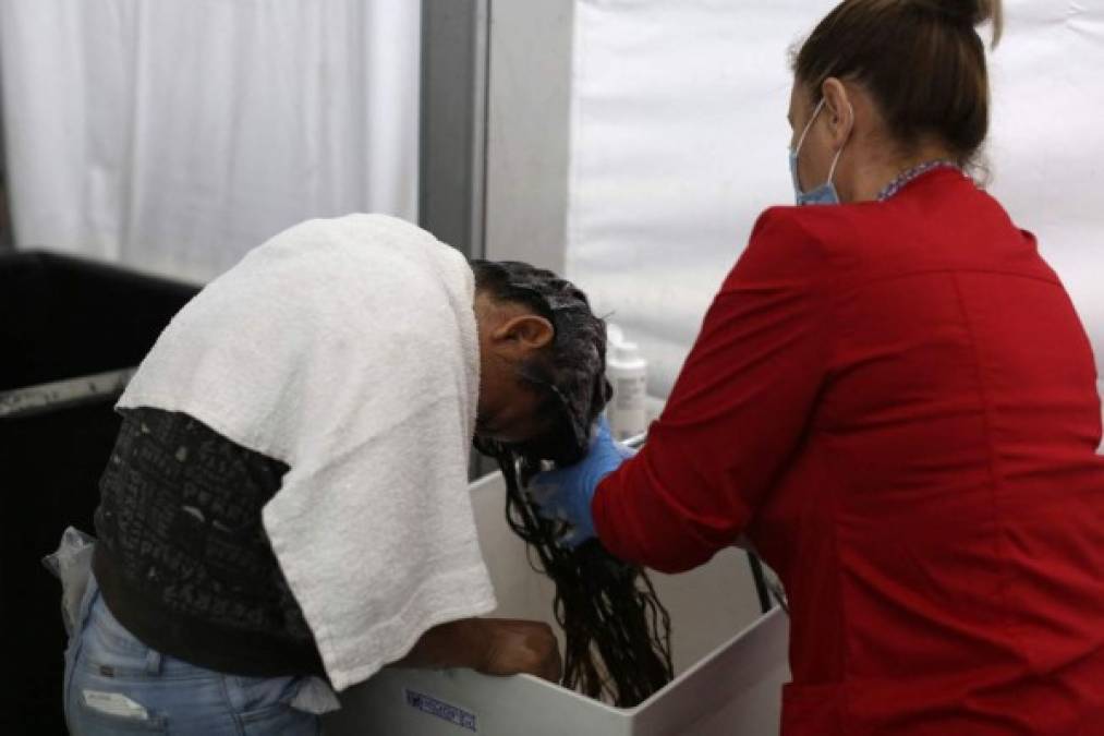 Una migrante recibe tratamiento para eliminar piojos en el centro de detención de Donna.