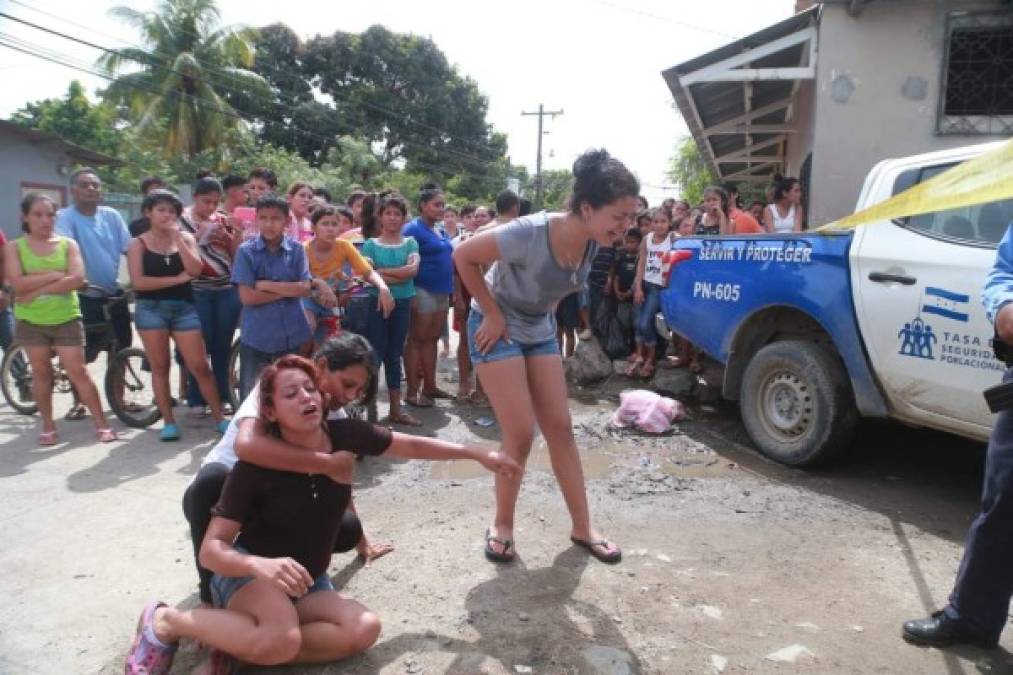 Vecinos observan el llanto y el dolor de los familiares de los muertos.