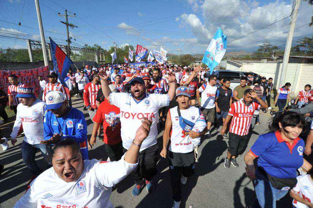 ¡Fiesta en Comayagua! Como siempre los aficionados de Olimpia ponen el ritmo y alegría previo a los partidos. 