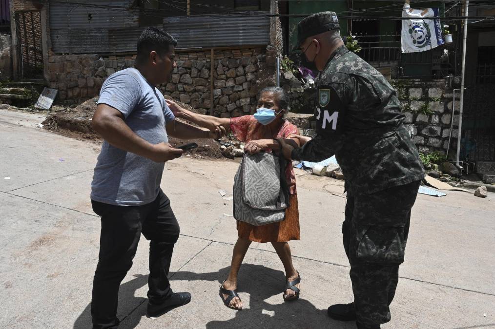 El alcalde de Tegucigalpa, Jorge Aldana, declaró este viernes “zona de desastre” un sector de la ciudad donde durante la semana se registró una cadena de derrumbes que han destruido total o parcialmente decenas de casas a causa de una falla geológica, que se activó por las lluvias.