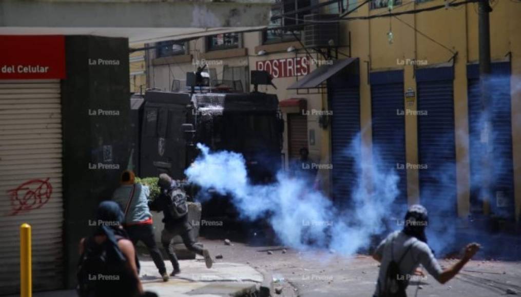 Los universitarios que participaban en la protesta atacaron a los policías con piedras, lo que desató una batalla campal que se prolongó varios minutos.