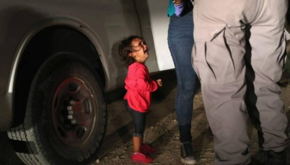 La imagen de esta niña hondureña de dos años de edad llorando desconsoladamente tras ser detenida junto a su madre por agentes de la Patrulla Fronteriza, refleja el sufrimiento de los menores separados de sus padres.