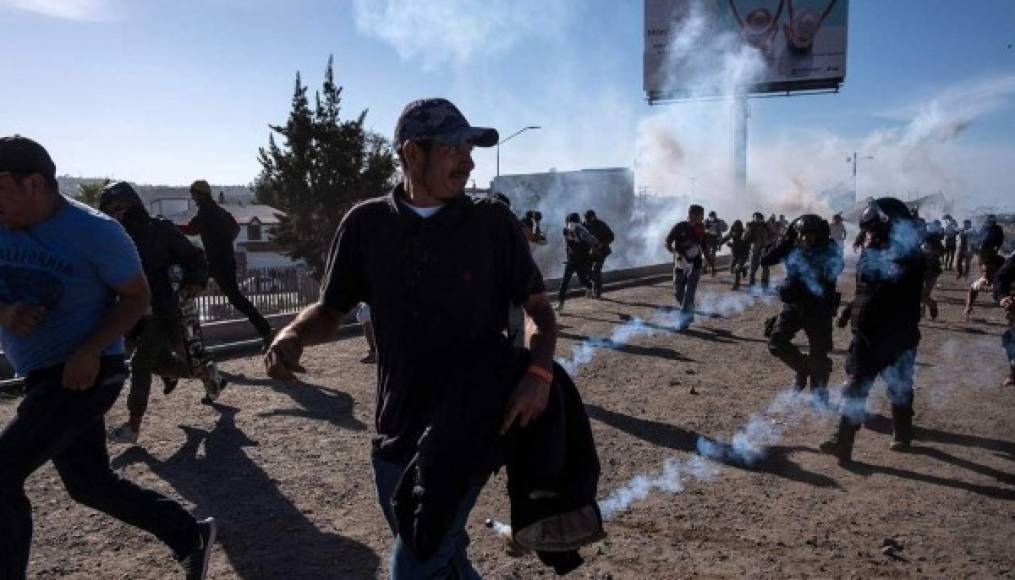 La Patrulla Fronteriza respondió con gases lacrimógenos para reprimir la estampida en la frontera.