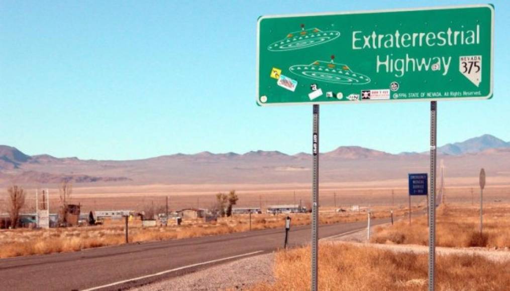 Ante el secretismo que rodea la base, dos usuarios de Facebook crearon a manera de broma el grupo 'Storm Area 51, They Can't Stop All of Us' (Invadamos el Área 51, no podrán pararnos a todos) convocando a miles de personas a buscar los 'extraterrestres ocultos' en la base.