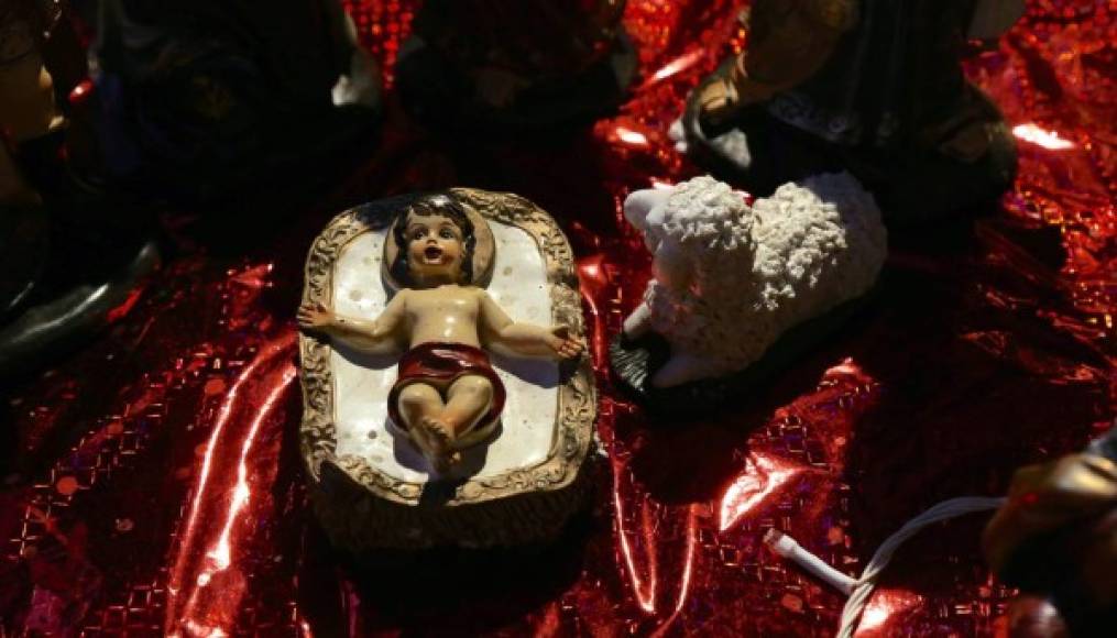 INDIA. El nacimiento divino. Imagen del Niño Jesús en un pesebre en Bangalore, donde también se celebra el nacimiento de Jesús. Foto: EFE