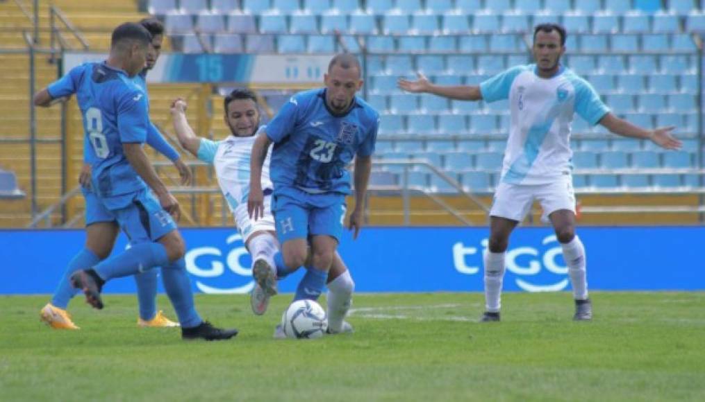 El futbolista hondureño Ilce Barahona cometió un terrible error al conceder un penal que marcó Guatemala en el segundo tiempo.