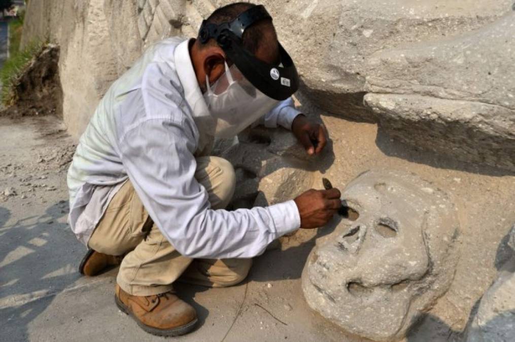 En la pared de unos 14 por 5 metros va tomando forma la representación de la leyenda del sol y la luna y el calendario maya, una cultura indígena que habitó desde México hasta el noroeste de Honduras en los primeros 900 años después de Cristo.