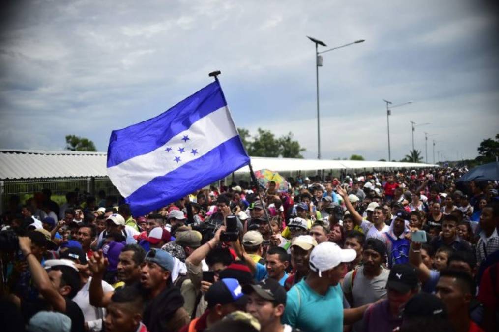 Las personas, unas 3.000 y entre las que hay hombres, mujeres y niños, salieron este viernes del parque de Tecún Umán, en el departamento de San Marcos, y se dirigieron a la frontera, donde los esperaba una fuerte presencia militar de lado de Guatemala. Foto AFP