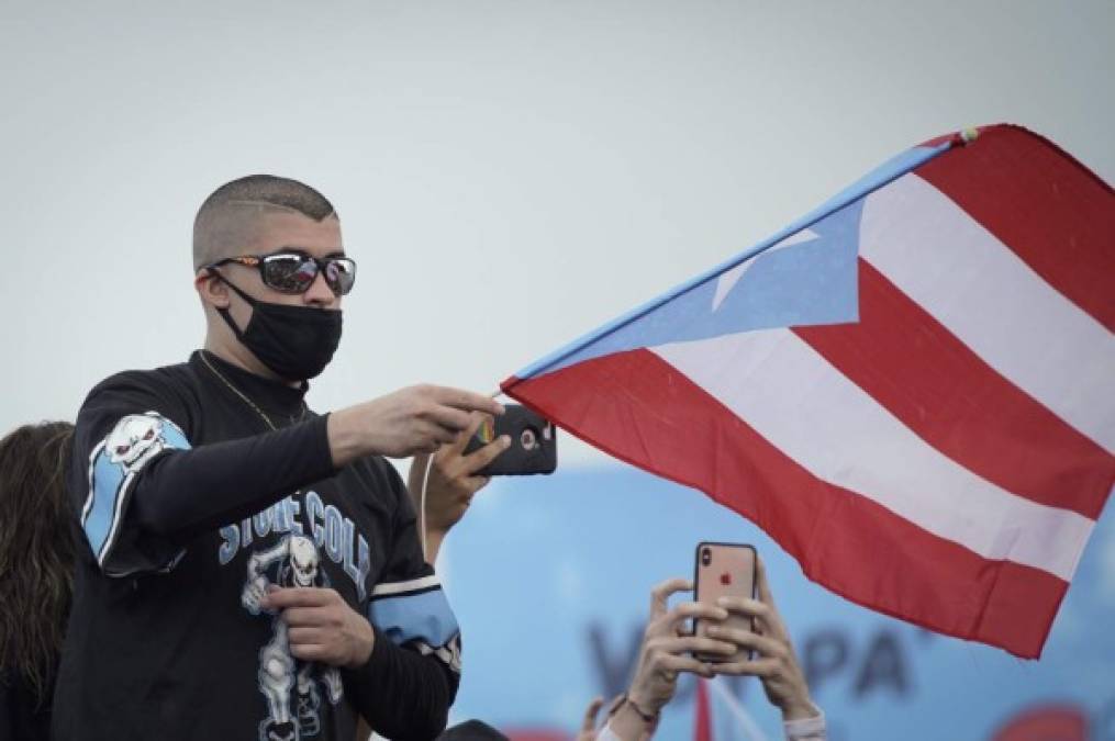 '¿No te vas a quitar? ¡Nosotros tampoco! ¡Puerto Rico se respeta! ¡Charlatán!', escribió Bad Bunny en su cuenta de Twitter.