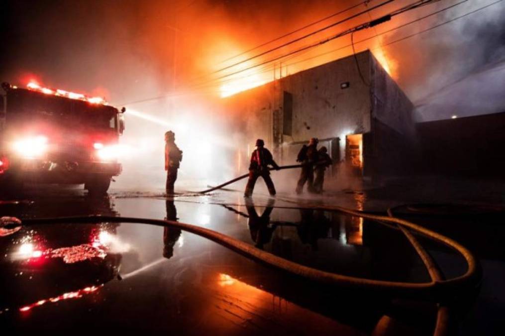 En Los Ángeles, dos incendios fueron sofocados en la reconocida Melrose Avenue, mientras escenas similares se desarrollaban en Washington, donde un hotel ardió cerca de la plaza Lafayette.