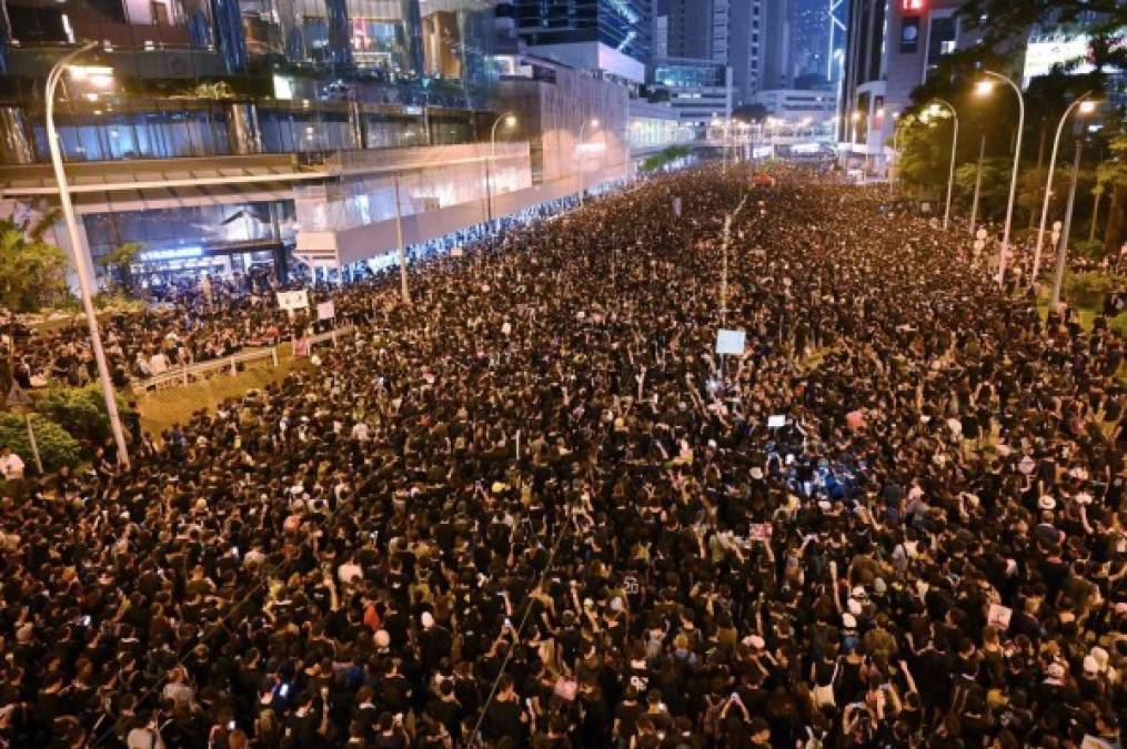 Más de dos millones de personas se manifestaron en el centro de Hong Kong en una impresionante mega protesta en defensa del marco de libertades del que goza la excolonia británica y exigiendo que se retire el proyecto de ley para autorizar extradiciones a China.