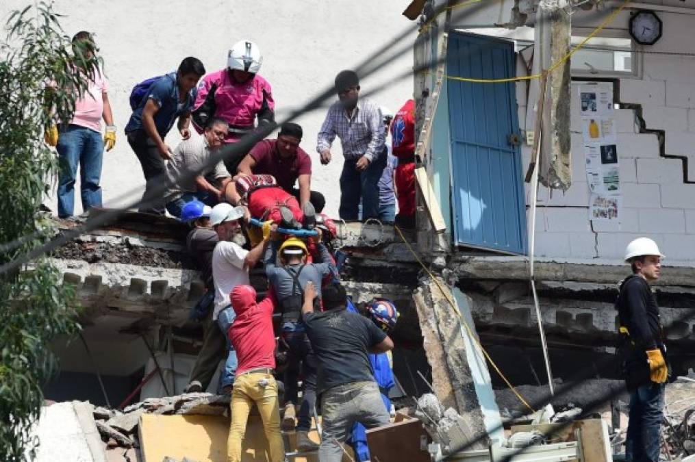 Los equipos de emergencia se esfuerzan hoy por rescatar a las personas atrapadas en los edificios derrumbados en Ciudad de México tras el terremoto de magnitud 7,1, en medio de un caos circulatorio que dificulta el paso de ambulancias y por el temor a que se produzcan nuevos temblores.