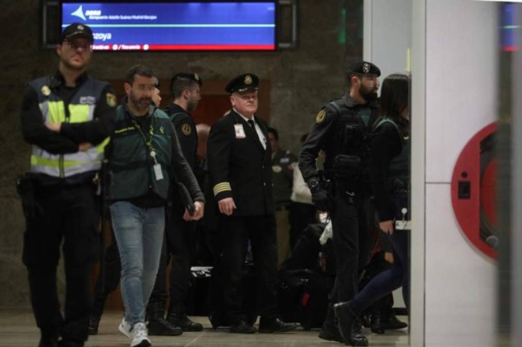 La tripulación y los 130 pasajeros abandonaron la nave ilesos, según confirmaron fuentes de los servicios de emergencia 112 de la Comunidad de Madrid, que han destacado que no han tenido que atender a nadie ni siquiera por ataques de ansiedad.