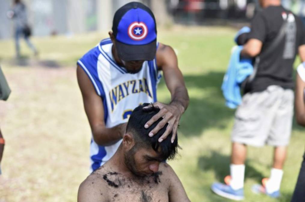 Por otro lado, algunos migrantes aprovechan para ganar algún dinero, como Ayyi Collins, hondureño de 22 años que puso un pequeño puesto de cortes de pelo.