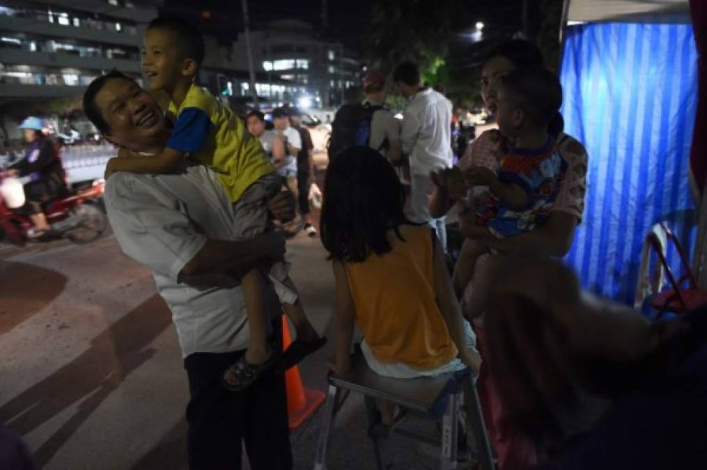 La gente celebró tras el titánico rescate y conocer el estado de salud de los niños.