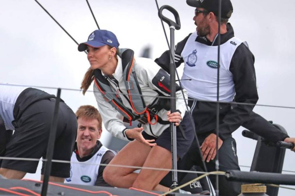 La duquesa de Cambridge se dejó ver como pocas veces lo ha hecho, ataviada en unos micro shorts durante la regata de 'Kings Cup' este 08 de agosto, en donde competía contra su esposo, el príncipe William.