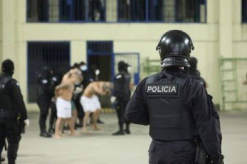 La presidencia de El Salvador divulgó imágenes de los reos semidesnudos y con mascarillas en los patios de la prisión mientras se realizaban requisas en las celdas.