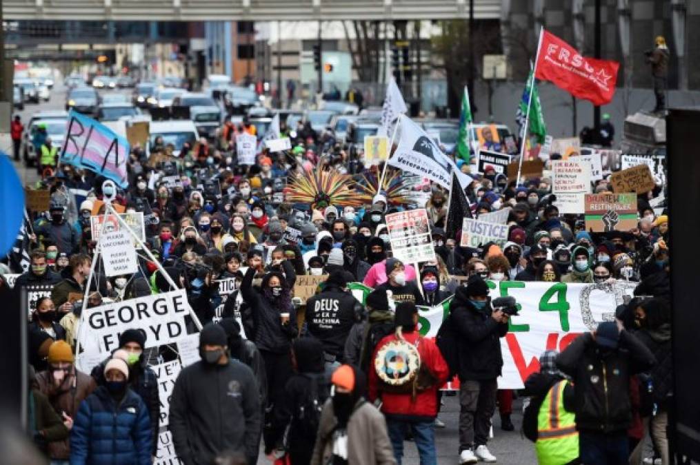 Caminando detrás de una pancarta que pedía 'justicia para George Floyd', los manifestantes se cruzaron con soldados de la Guardia Nacional que los observaban cerca de vehículos blindados.