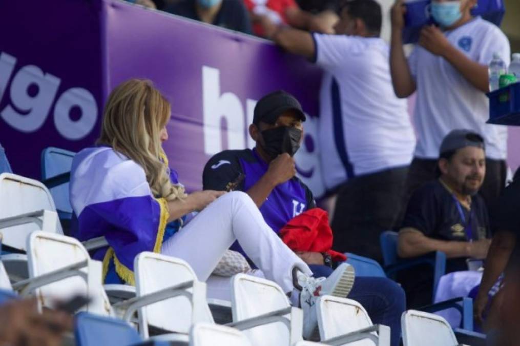 Una salvadoreña y un hondureño dividen sus corazones para apoyar a sus selecciones.