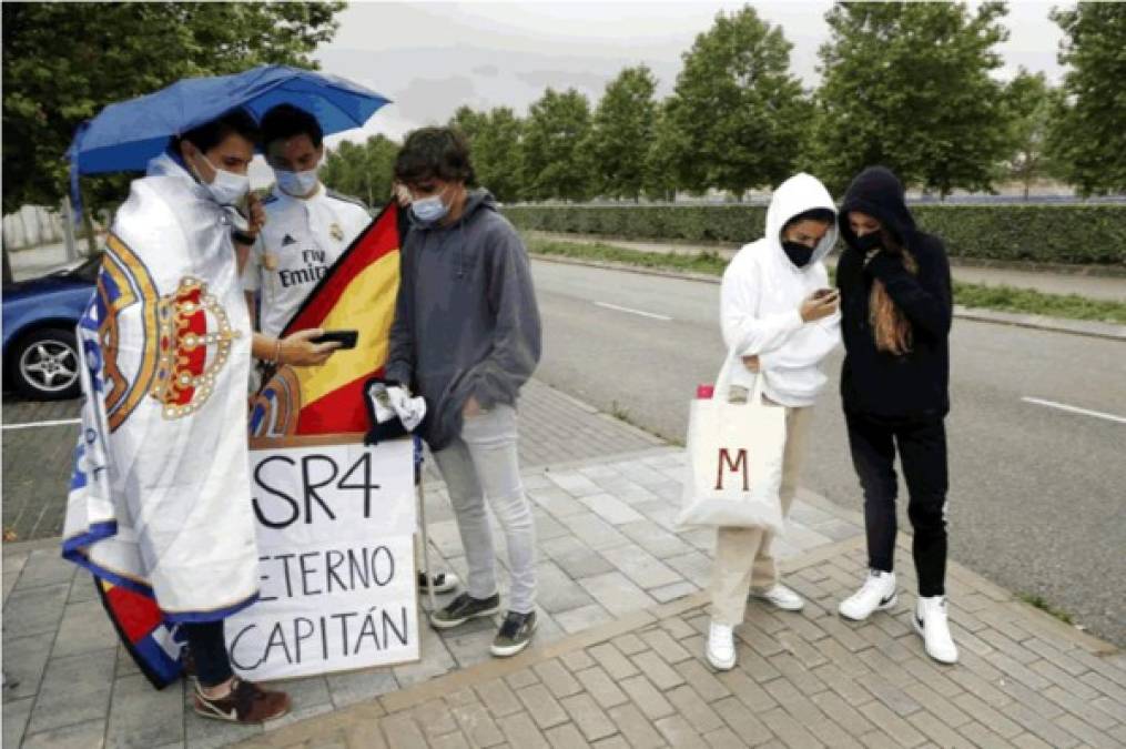 Un grupo de aficionados esperaban la salida de Sergio Ramos en Valdebebas.<br/><br/>Foto cortesía Diario As