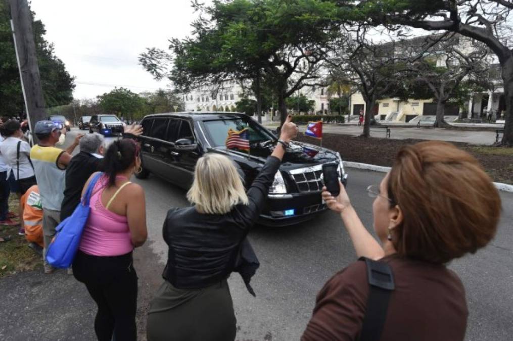 Los cubanos mostraron simpatía por el mandatario de Estados Unidos, acá toman fotos a su paso.