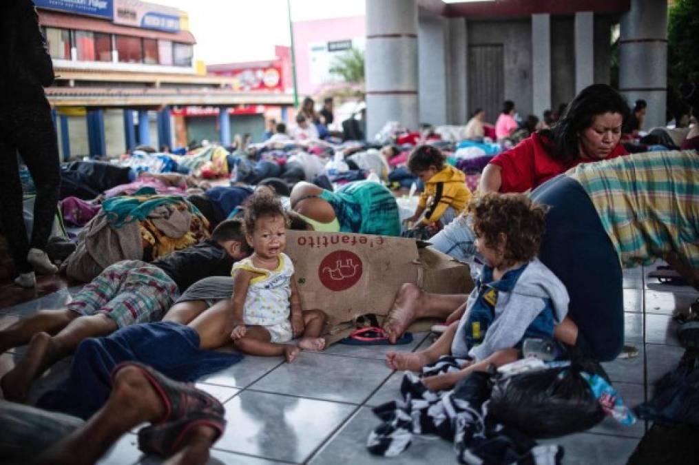 En el grupo se encuentran varios menores de edad e infantes, que viajan acompañados de sus padres hacia Estados Unidos.