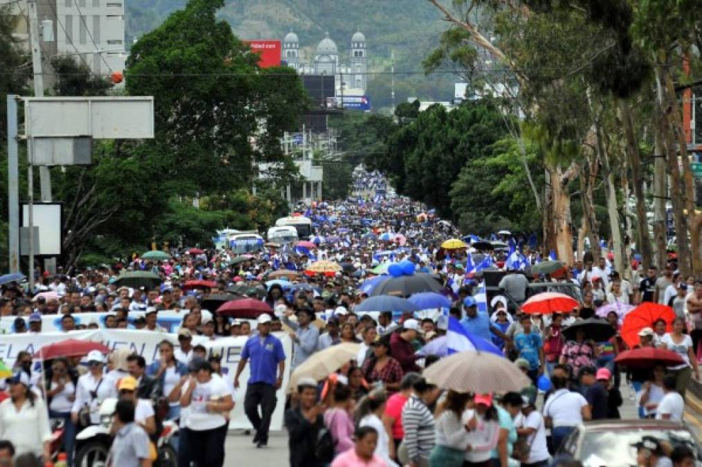 La marcha de hoy, en un bulevar en el extremo oriental de Tegucigalpa, coincidió con la visita de una delegación de políticos de Estados Unidos encabezada por la presidenta de la Cámara de Representantes, Nancy Pelosi, que fue recibida por el canciller hondureño, Lisandro Rosales.