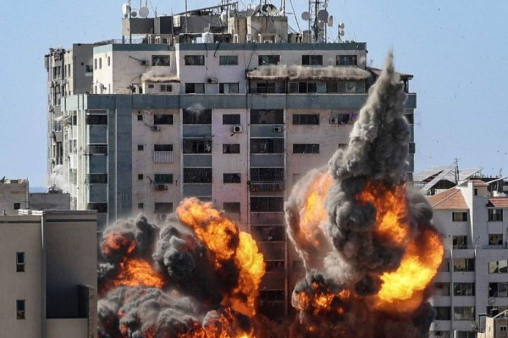 El sábado, un edificio de 13 plantas que albergaba entre otros los equipos de la cadena de televisión catarí Al Jazeera y la agencia de prensa estadounidense Associated Press (AP) fue reducido a escombros en un bombardeo del ejército israelí que había pedido la evacuación del inmueble.