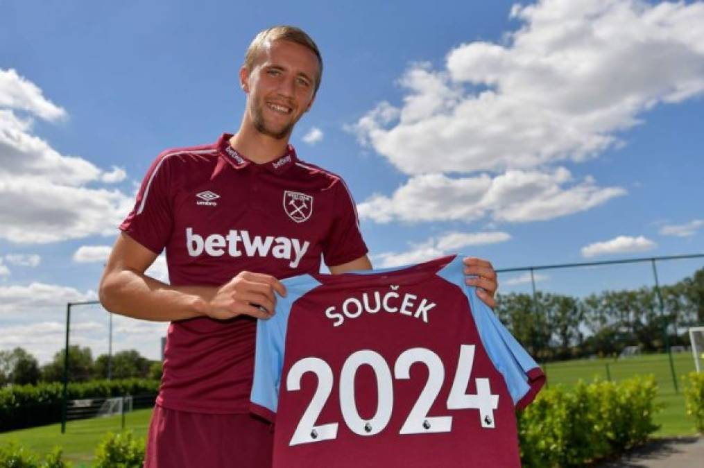 El checo Tomas Soucek continuará defendiendo la camiseta del West Ham hasta 2024 tras llegar cedido en el mes de enero desde el Slavia de Praga. Durante estas últimas semanas tras el parón, el delantero ha marcado tres goles, que han servido para que los Hammers sigan un año más en la Premier League. El West Ham ha pagado al equipo checo 19 millones de libras.