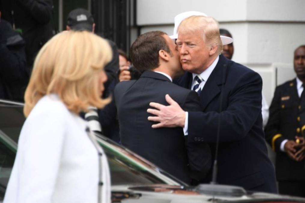Tras la polémica por el extraño apretón de manos entre ambos líderes en su primer encuentro, Macron sorprendió a Trump con el saludo francés de dos besos en la mejilla.