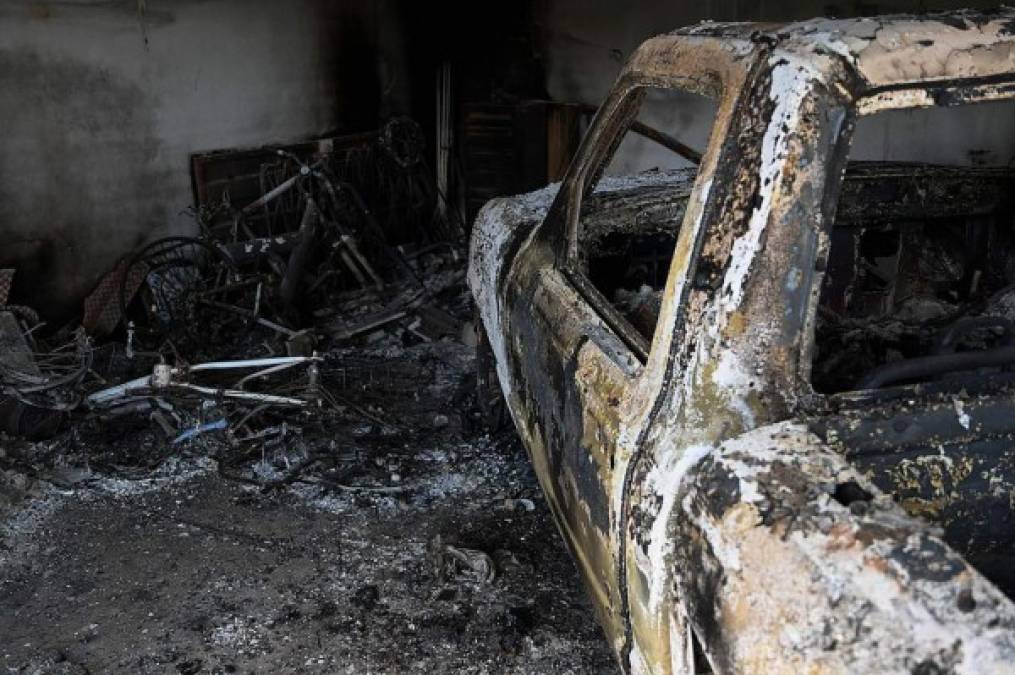 Un pick up sencillo quemado es visto en la casa del ciudadano italiano Giorgio Scanu. AFP
