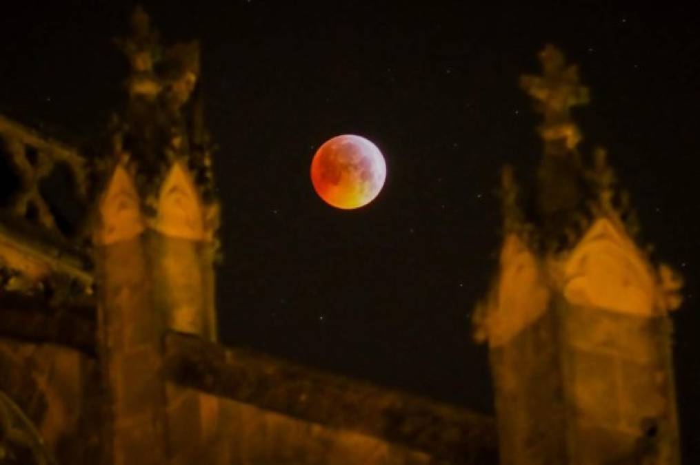 Fotografía detrás de la catedral de Tours en el centro de Francia.