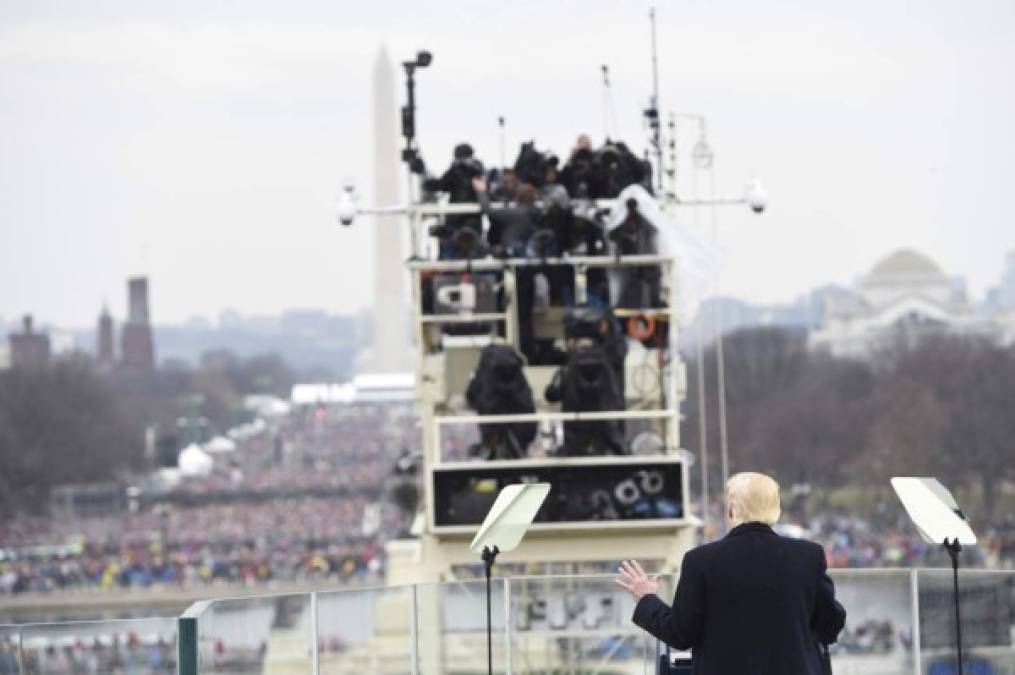 Las cámaras de los distintos medios de comunicación estuvieron literalmente encima de Trump durante su discurso.