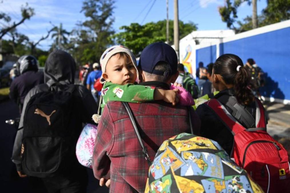 A Salvadoran family migrants start their journey towards the United States in San Salvador, on January 20, 2020. (Photo by MARVIN RECINOS / AFP)