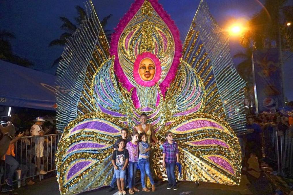 El traje de reina que vistió Melanie, de Islas Caimán, fue diseñado por el canadiense Dexter Seusahai, causó asombró entre los presentes.