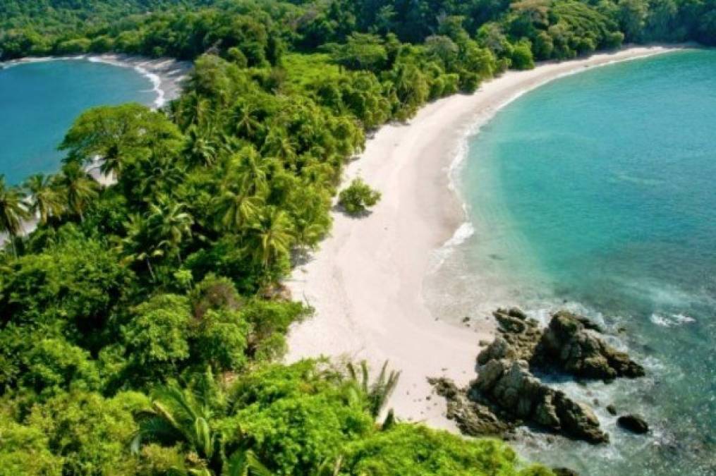 17. Playa Manuel Antonio, Costa Rica: Este hermoso paraíso tropical tiene dos playas principales que cada año atraen a miles de turistas que además de disfrutar del clima tropical pueden admirar la biodiversidad de este país centroamericano.