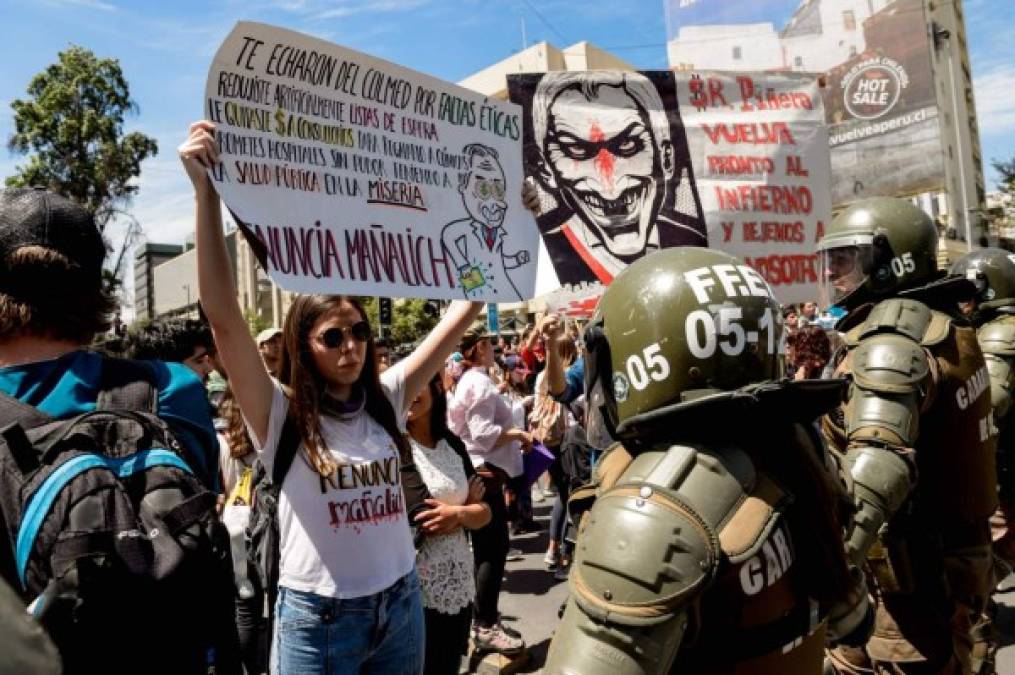 Santiago y la mayoría de las 16 regiones de Chile se encuentran en estado de emergencia y 20,000 militares y policías están intentando contener las violentas protestas.