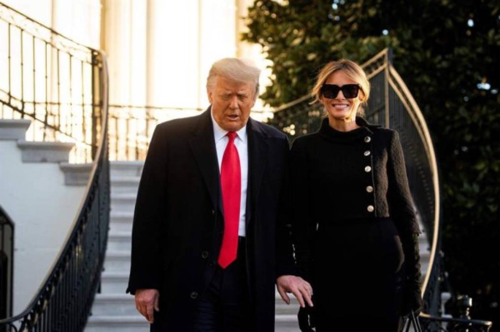 Melania Trump no pudo ocultar su rostro de felicidad al abandonar esta mañana la Casa Blanca junto a su esposo, el presidente saliente Donald Trump, para empezar su nueva vida como exprimera dama de Estados Unidos en su mansión de Florida.