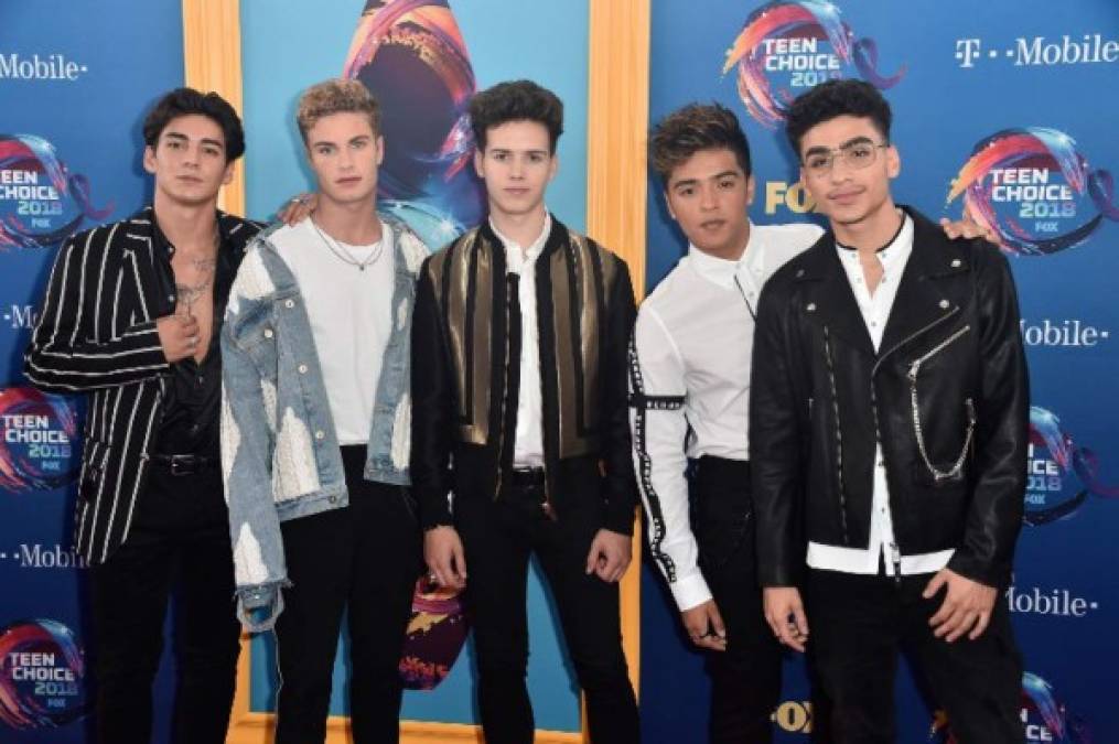 Los chicos del grupo musica In Real Life (I-D) Chance Perez, Brady Tutton, Michael Conor, Sergio Calderon y Drew Ramos.