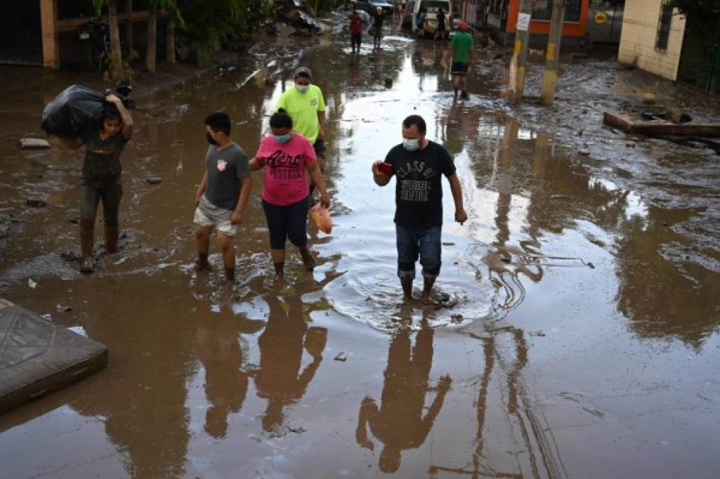 La entrega de la ayuda se hará de manera 'transparente', subrayó Hernández, quien destacó el trabajo de los cuerpos de socorro y de seguridad que se han sumado a las labores de rescate de miles de damnificados.